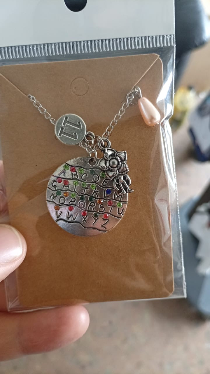 Stranger Things: Collar Abecedario con Luces - Set con Dijes de 11 y Demogorgon