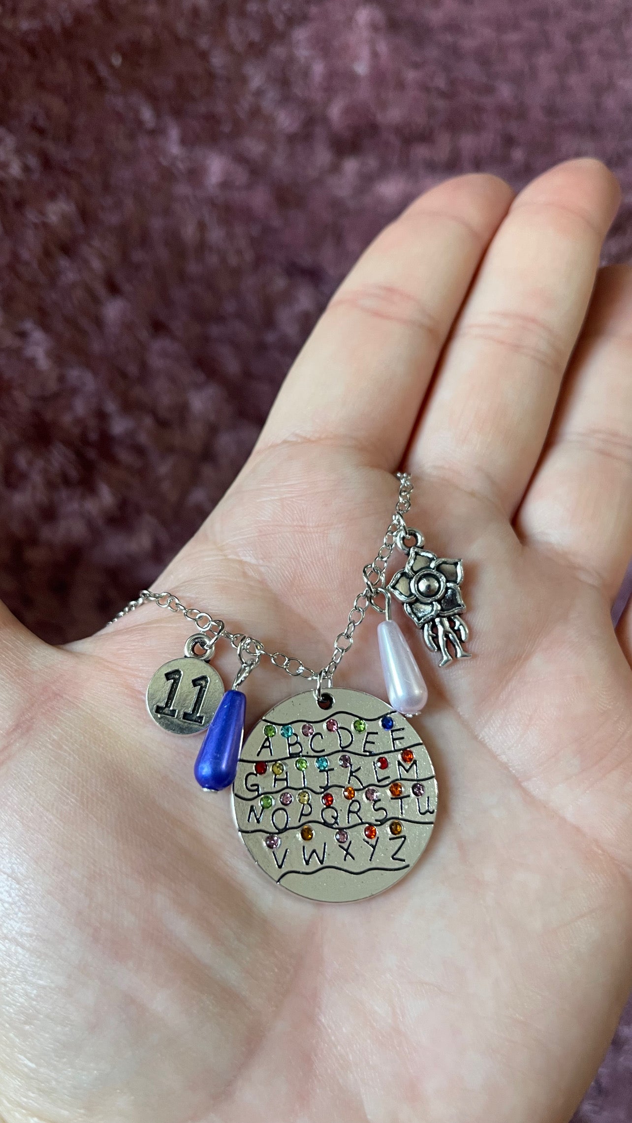 Stranger Things: Collar Abecedario con Luces - Set con Dijes de 11 y Demogorgon