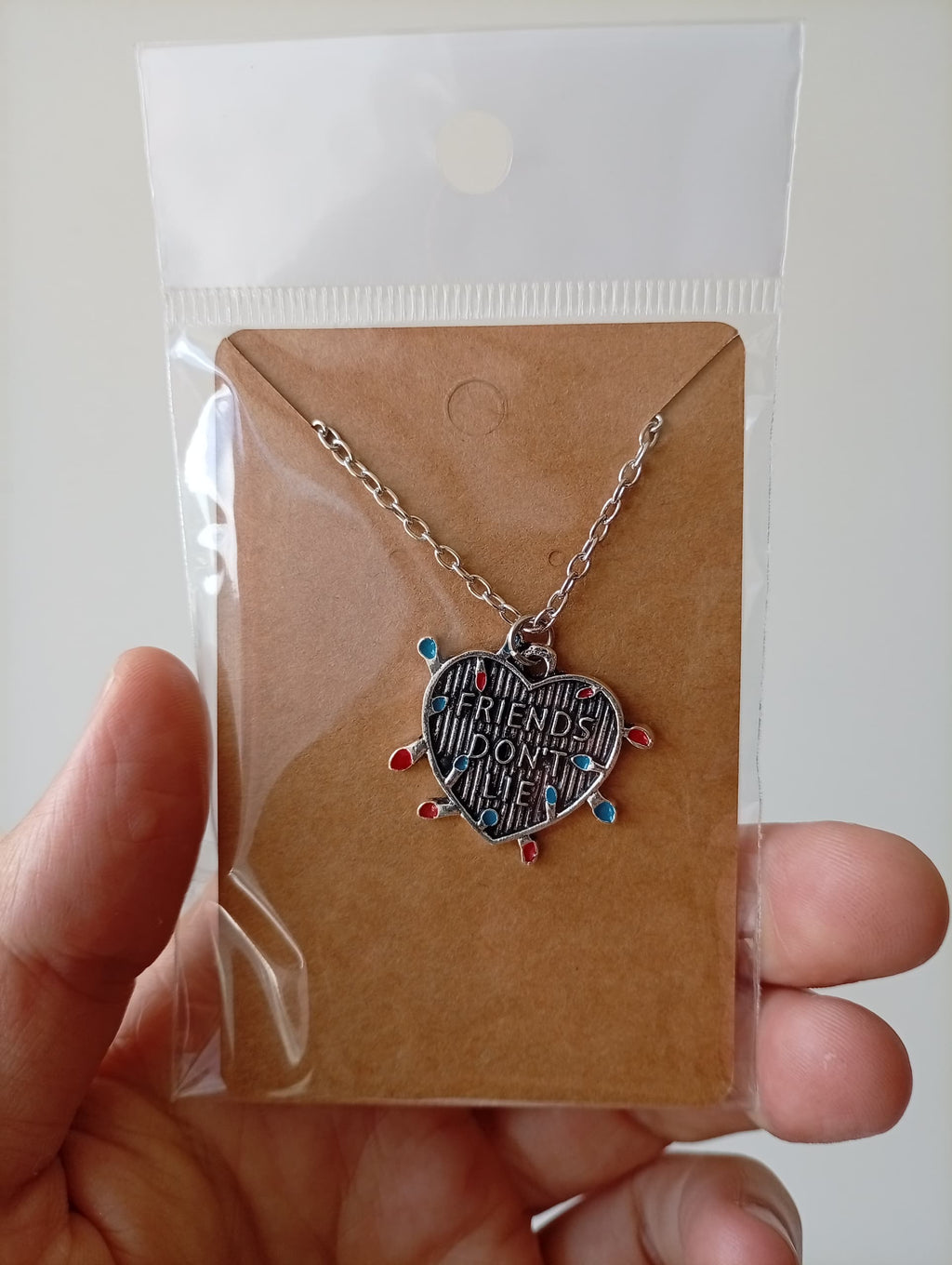 Stranger Things: Collar Corazón "Friends Don't Lie" - Luces Navideñas