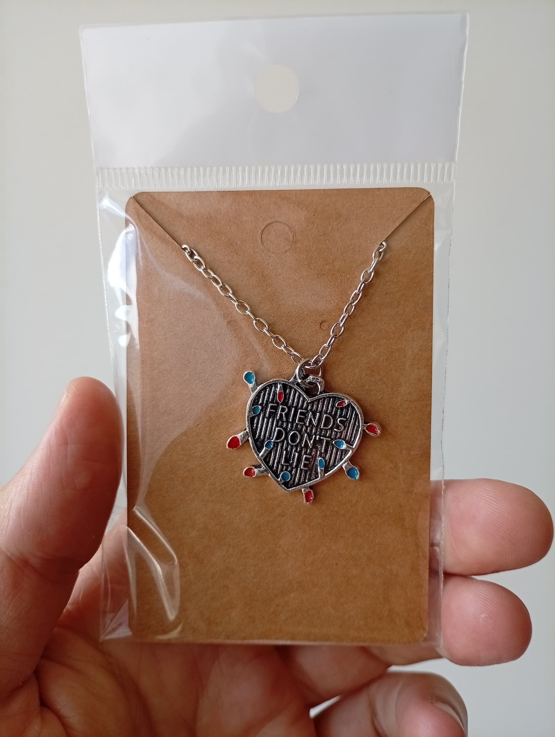Stranger Things: Collar Corazón "Friends Don't Lie" - Luces Navideñas
