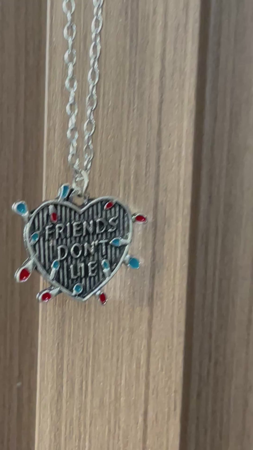 Stranger Things: Collar Corazón "Friends Don't Lie" - Luces Navideñas